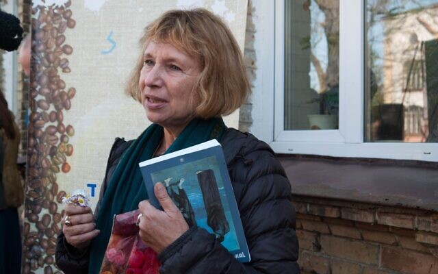 Fania Oz-Salzberger devant la maison de sa grand-mère à Rivne, en novembre 2014. (Yifa Yaakov/Times of Israel) Fania Oz-Salzberger devant la maison de sa grand-mère à Rivne, en novembre 2014. (Yifa Yaakov/Times of Israel)