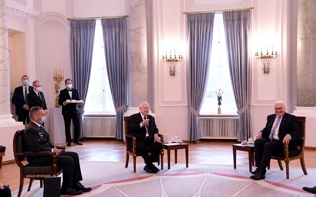 Le chef d'état-major israélien Aviv Kohavi, le président israélien Reuven Rivlin et le président allemand Frank-Walter Steinmeier, à Berlin, le 16 mars 2021. (Crédit : Amos Ben Gershom / GPO)