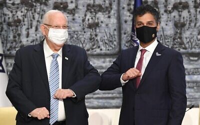 Le premier ambassadeur des Émirats arabes unis en Israël, Mohammad Mahmoud Al Khajah, avec le président Reuven Rivlin à Jérusalem le 1er mars 2021. (Crédit : Mark Neyman / GPO)