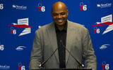 Charles Barkley s'exprime sur le podium avant l'inauguration de sa sculpture au centre d'entraînement des Philadelphia 76ers à Camden, dans le New Jersey, le 13 septembre 2019. (Mitchell Leff/Getty Images via JTA)