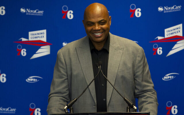 Charles Barkley s'exprime sur le podium avant l'inauguration de sa sculpture au centre d'entraînement des Philadelphia 76ers à Camden, dans le New Jersey, le 13 septembre 2019. (Mitchell Leff/Getty Images via JTA)