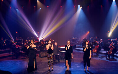 Les nouveaux chanteurs de l’opéra israélien, de gauche à droite, Goni Knaani, Daniela Skorka, Tal Ganor et Anat Czarny donneront un concert de classiques israéliens lors de la réouverture de l’opéra, le 11 mars 2021. (Autorisation : Opéra israélien)