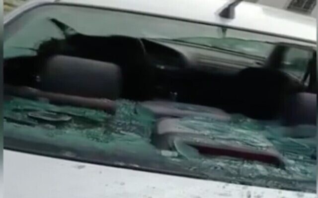 Capture d'écran d'une voiture endommagée lors d'un crime de haine présumé dans le village palestinien de Huwara en Cisjordanie, le 2 mars 2021. (Douzième chaîne) Capture d'écran d'une voiture endommagée lors d'un crime de haine présumé dans le village palestinien de Huwara en Cisjordanie, le 2 mars 2021. (Douzième chaîne)