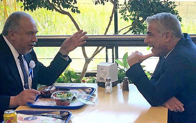 Le chef de Yisrael Beytenu, Avidgor Liberman (à gauche), s'entretient avec Yair Lapid, alors numéro 2 de Kakhol Lavan, à la cafétéria de la Knesset le 3 octobre 2019. (Crédit : Raoul Wootliff / Times of Israel)
