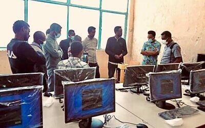 Un centre informatique mis en place par des groupes d'aide israéliens et américains en Afrique de l'Est, mars 2021. (SmartAID/Autorisation)