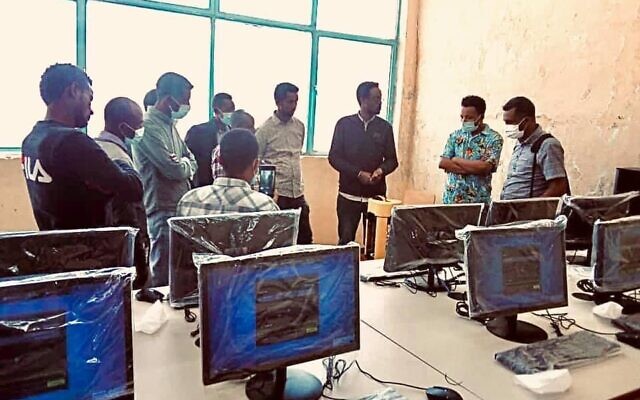 Un centre informatique mis en place par des groupes d'aide israéliens et américains en Afrique de l'Est, mars 2021. (SmartAID/Autorisation) Un centre informatique mis en place par des groupes d'aide israéliens et américains en Afrique de l'Est, mars 2021. (SmartAID/Autorisation)