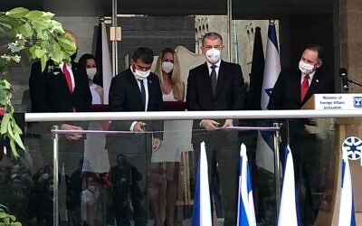 Le ministre des Affaires étrangères Gabi Ashkenazi s'entretient avec les médias lors d'une conférence de presse à l'issue d'une réunion des ministres des Affaires étrangères de Chypre, de Grèce, d'Israël et des Émirats arabes unis à Paphos, Chypre, le 16 avril 2021. (Crédit : Iakovos Hatzistavrou Pool via AP)