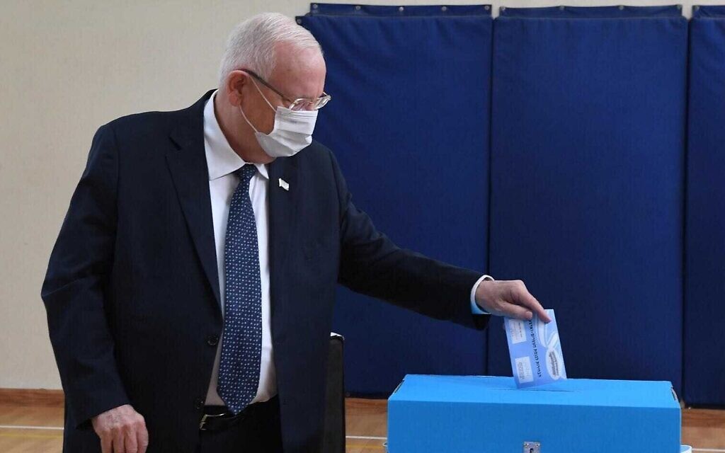 Le président Reuven Rivlin vote lors des élections à la Knesset de Jérusalem, le 23 mars 2021. (Crédit : Mark Neyman/GPO)