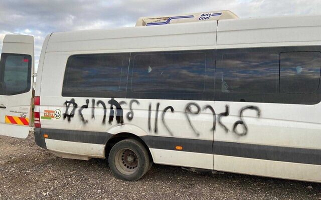 "L’expulsion ou la mort" et une étoile de David tagués sur un véhicule à Kfar Qassem, le 25 mars 2020. (Police israélienne) "L’expulsion ou la mort" et une étoile de David tagués sur un véhicule à Kfar Qassem, le 25 mars 2020. (Police israélienne)