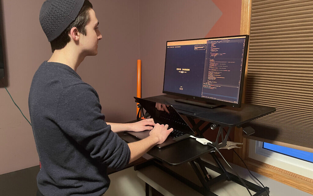 Josh Ternyak codant son jeu "Covid Invaders". (Autorisation)