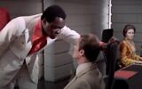 Capture d'écran d'une vidéo de l'acteur Yaphet Kotto, à gauche, à côté de Roger Moore dans le film "Vivre et laisser mourir". (Capture d'écran : YouTube)