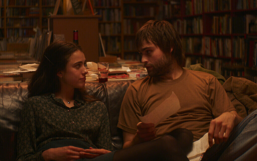 Margaret Qualley dans le rôle de "Joanna" et Douglas Booth dans celui de "Don" dans "Mon année à New York", (My Salinger Year). (Autorisation de IFC Films)