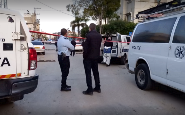 La police sur les lieux d'une fusillade mortelle qui a tué Leith Nasra à Qalansawe, le 19 mars 2021. (Capture d'écran : Ynet)