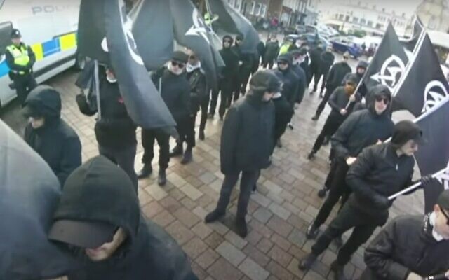 Capture d'écran d'une vidéo d'une manifestation du groupe d'extrême droite National Action, basé au Royaume-Uni, dont la Sonnenkrieg Division est une scission. (Capture d’écran YouTube) Capture d'écran d'une vidéo d'une manifestation du groupe d'extrême droite National Action, basé au Royaume-Uni, dont la Sonnenkrieg Division est une scission. (Capture d’écran YouTube)