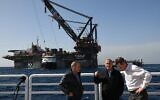 Le Premier ministre Benjamin Netanyahu, (au centre), et le ministre de l'Énergie Yuval Steinitz, (à gauche), visitent la plateforme de gaz naturel Leviathan au large des côtes israéliennes, le 31 janvier 2019. (Amos Ben-Gershom/GPO)