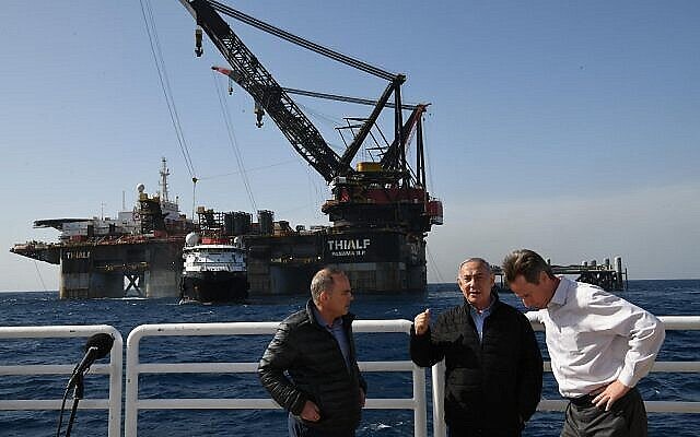 Le Premier ministre Benjamin Netanyahu, (au centre), et le ministre de l'Énergie Yuval Steinitz, (à gauche), visitent la plateforme de gaz naturel Leviathan au large des côtes israéliennes, le 31 janvier 2019. (Amos Ben-Gershom/GPO) Le Premier ministre Benjamin Netanyahu, (au centre), et le ministre de l'Énergie Yuval Steinitz, (à gauche), visitent la plateforme de gaz naturel Leviathan au large des côtes israéliennes, le 31 janvier 2019. (Amos Ben-Gershom/GPO)