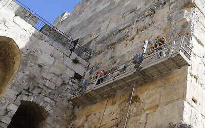 Des ouvriers travaillent sur le projet de rénovation de la tour de Phasael, au sein du complexe de la Tour de David. (Crédit : Ricky Rachman/ Musée de la Tour de David)