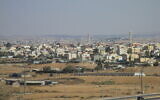 Une vue de la ville bédouine de Tel Sheva (Crédit : CC-BY Avishai Teicher/Wikipedia)