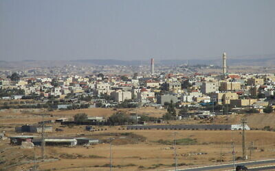 Une vue de la ville bédouine de Tel Sheva (Crédit : CC-BY Avishai Teicher/Wikipedia)