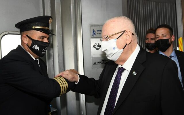 Le président Rivlin s’envole pour Berlin et l’Europe, le 16 mars 2021. (Crédit : Amos Ben Gershom / GPO)