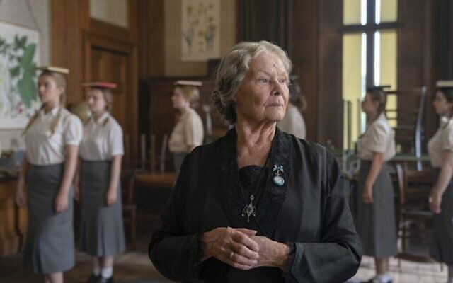 Judi Dench interprète « Miss Rocholl » dans « Six minutes to Midnight ». (Autorisation : IFC Films)