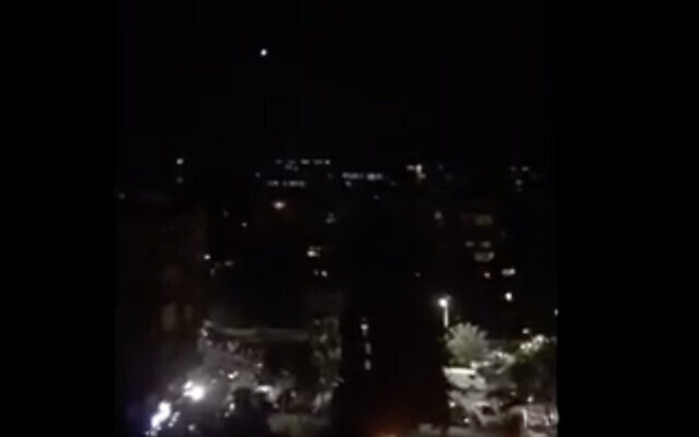 Des images des médias d'État syriens montrent des missiles de défense aérienne tirés près de Damas en réponse aux frappes israéliennes, le 28 février 2021. (Capture d'écran Twitter) Des images des médias d'État syriens montrent des missiles de défense aérienne tirés près de Damas en réponse aux frappes israéliennes, le 28 février 2021. (Capture d'écran Twitter)