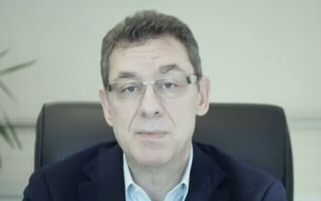 Le directeur-général de Pfizer, Albert Bourla, s'exprime sur la Douzième chaîne israélienne au cours d'un entretien diffusé le 11 mars 2021. (Capture d'écran : Douzième chaîne) Le directeur-général de Pfizer, Albert Bourla, s'exprime sur la Douzième chaîne israélienne au cours d'un entretien diffusé le 11 mars 2021. (Capture d'écran : Douzième chaîne)