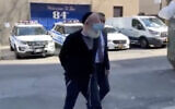 Gershon Kranczer est amené au tribunal de Brooklyn pour une audience de mise en accusation après avoir été extradé par Israël, le 11 mars 2021. (Capture d'écran : New York Post)