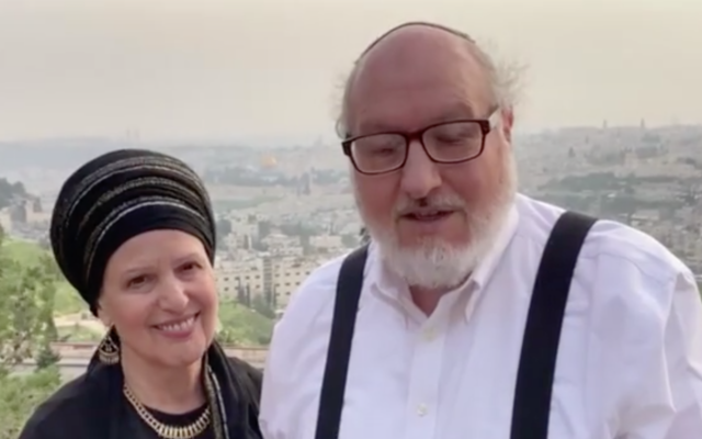 Esther et Jonathan Pollard surplombent Jérusalem au mois de mars 2021. (Capture d'écran : Israel Hayom) Esther et Jonathan Pollard surplombent Jérusalem au mois de mars 2021. (Capture d'écran : Israel Hayom)