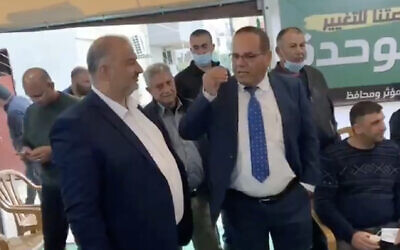 Le député du Likud Ayoub Kara rencontre le chef de Raam Mansour Abbas dans la ville de Maghar, au nord d'Israël, le 27 mars 2021. (Capture d'écran : Twitter)