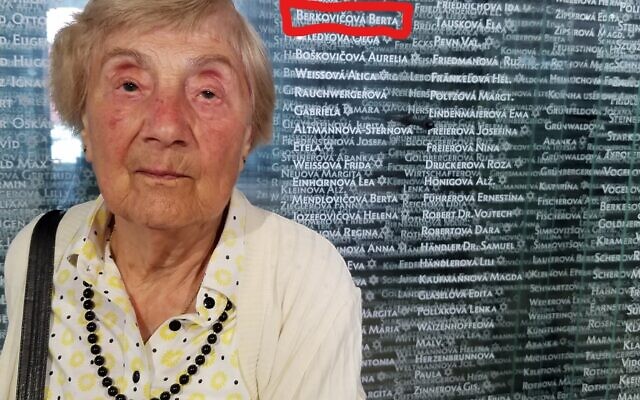 Au musée de la Shoah Sered en Slovaquie, Berta Kohut se tient devant une plaque qui l'a placée, par erreur, parmi les victimes d'Auschwitz, en 2016. (Autorisation : Tom Areton)