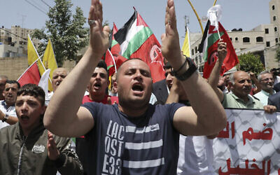 Des partisans palestiniens du mouvement Fatah manifestent dans la ville d'Hébron, en Cisjordanie, le 5 juin 2020. (Hazem Bader/AFP)