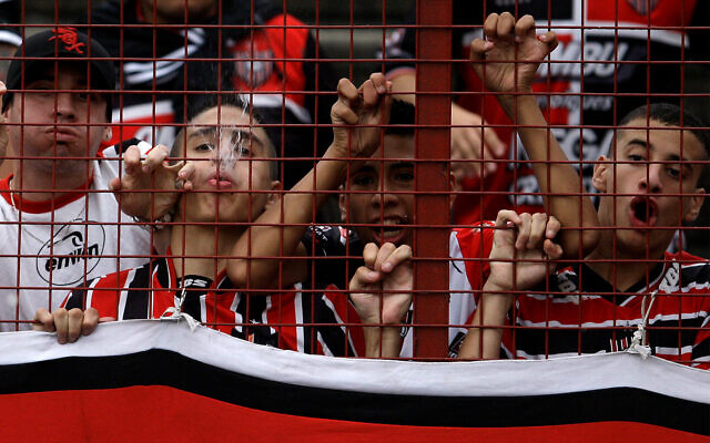 Illustration : des supporters du club de football Chacarita à Buenos Aires, le  2 mais 2010. (Crédit : AP Photo/Natacha Pisarenko)