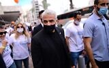 Le chef de campagne de Yesh Atid,  Yair Lapid, pendant une visite électorale à  Hod Hasharon, le 19 mars 2021. (Crédit : Tomer Neuberg/Flash90)