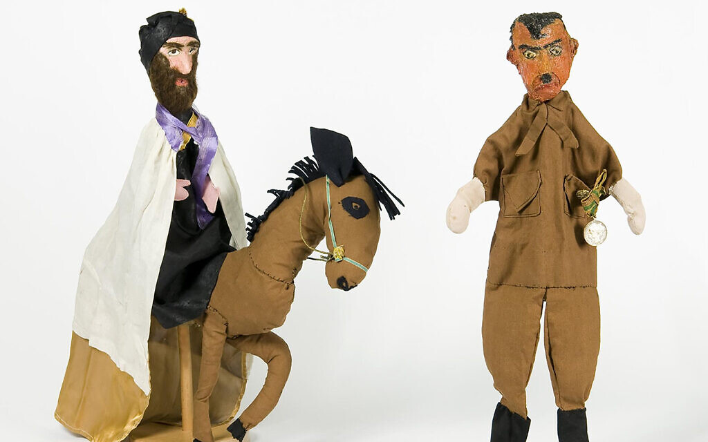Marionnettes de Mordekhai et d'Hitler réalisées par Nechama Mayer-Hirsch en 1951. (Crédit : Musée historique juif d'Amsterdam via JTA) Marionnettes de Mordekhai et d'Hitler réalisées par Nechama Mayer-Hirsch en 1951. (Crédit : Musée historique juif d'Amsterdam via JTA)