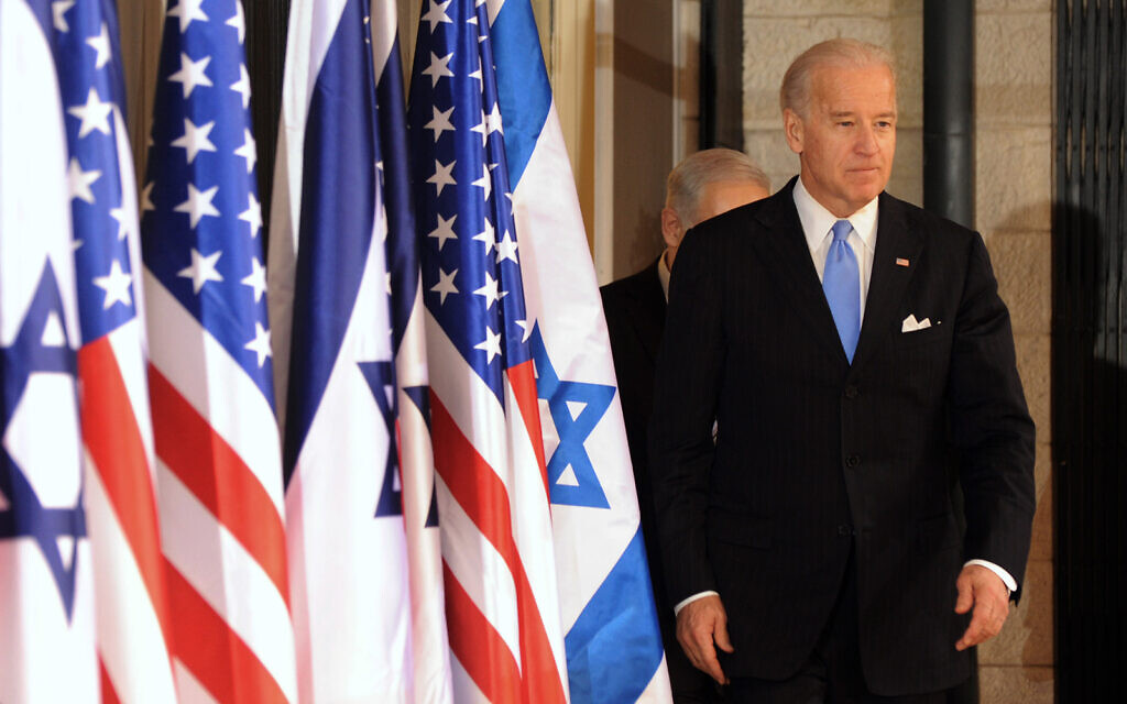Joe Biden, alors vice-président s’apprête à parler à la presse à la résidence du Premier ministre Benjamin Netanyahu à Jérusalem, le 9 mars 2010. (Crédit : AP Photo / Debbie Hill, Pool)