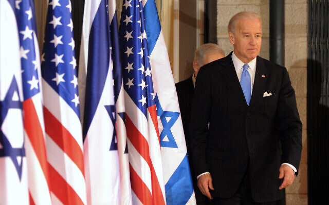 Joe Biden, alors vice-président s’apprête à parler à la presse à la résidence du Premier ministre Benjamin Netanyahu à Jérusalem, le 9 mars 2010. (Crédit : AP Photo / Debbie Hill, Pool) Joe Biden, alors vice-président s’apprête à parler à la presse à la résidence du Premier ministre Benjamin Netanyahu à Jérusalem, le 9 mars 2010. (Crédit : AP Photo / Debbie Hill, Pool)