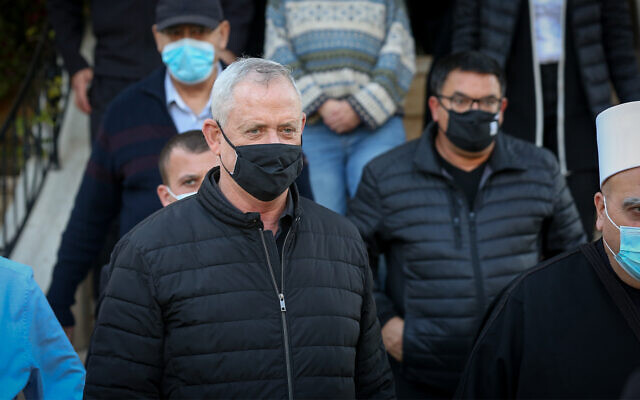 Le ministre de la Défense Benny Gantz lors d'une visite dans le village druze de Julis, dans le nord d'Israël, le 23 février 2021. (David Cohen/Flash90)