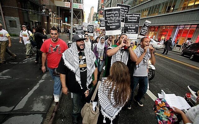 Illustration : des groupes de Palestiniens et Juifs de gauche organisent une marche de Times Square au bâtiment des Nations Unies à New York le jeudi 15 septembre 2011. Les manifestants appellent à mettre fin à toute aide américaine à Israël, à faire cesser l'occupation et à soutenir le Boycott, désinvestissement, sanctions (BDS) contre Israël. (AP Photo / David Karp) Illustration : des groupes de Palestiniens et Juifs de gauche organisent une marche de Times Square au bâtiment des Nations Unies à New York le jeudi 15 septembre 2011. Les manifestants appellent à mettre fin à toute aide américaine à Israël, à faire cesser l'occupation et à soutenir le Boycott, désinvestissement, sanctions (BDS) contre Israël. (AP Photo / David Karp)