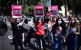 Des femmes manifestent pendant le procès du violeur présumé Yarin Sherf à Tel Aviv, le 12 mars 2021. (Crédit : Tomer Neuberg/Flash90)