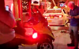 Un taxi qui s'est encastré dans la vitrine d'un restaurant à Tel Aviv, le 20 mars 2021. (Capture d'écran)