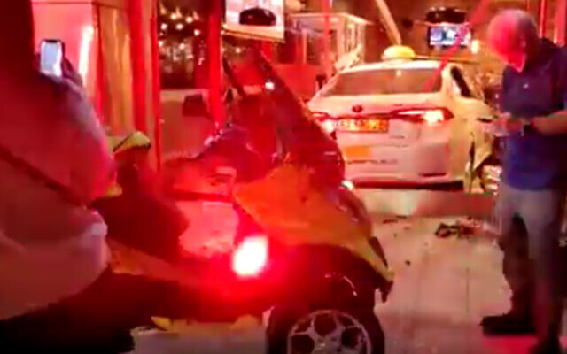 Un taxi qui s'est encastré dans la vitrine d'un restaurant à Tel Aviv, le 20 mars 2021. (Capture d'écran) Un taxi qui s'est encastré dans la vitrine d'un restaurant à Tel Aviv, le 20 mars 2021. (Capture d'écran)