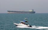 Illustration : Une vedette des Gardiens de la révolution iranienne se déplace dans le golfe Persique tandis qu'un pétrolier est vu en arrière-plan, le 2 juillet 2012. (Crédit : AP Photo/Vahid Salemi, File)