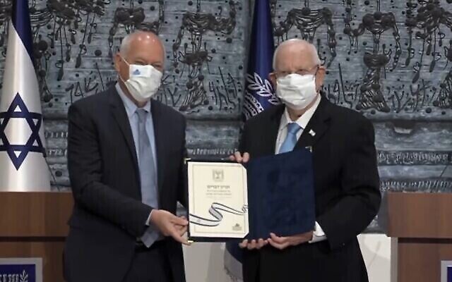 Le président Reuven Rivlin (à droite) reçoit les résultats officiels des élections du président de la commission centrale électorale, Uzi Vogelman, à la résidence du président à Jérusalem, le 31 mars 2021. (Capture d'écran : Twitter) Le président Reuven Rivlin (à droite) reçoit les résultats officiels des élections du président de la commission centrale électorale, Uzi Vogelman, à la résidence du président à Jérusalem, le 31 mars 2021. (Capture d'écran : Twitter)