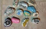 Cailloux sur lesquels figurent des messages personnels de familles endeuillées dans le cadre du projet "Stones with a person's heart" de l'organisation Navah. (Autorisation de Navah)