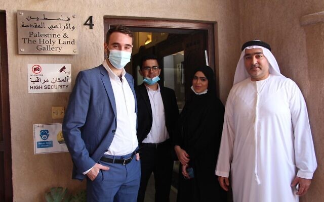 De gauche à droite : Eyal Biram, Ilan Hazam, Norah Alawadi et Ahmed Elmansuri, posent pour une photo dans le cadre de la première visite officielle de l'initiative "Leaders de demain" à Dubaï en novembre dernier (Autorisation) De gauche à droite : Eyal Biram, Ilan Hazam, Norah Alawadi et Ahmed Elmansuri, posent pour une photo dans le cadre de la première visite officielle de l'initiative "Leaders de demain" à Dubaï en novembre dernier (Autorisation)