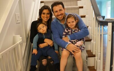 Scott et Ilissa Reich, avec leur fils Eli et leur fille Emelia, chez eux à New York. (Crédit : famille Reich)
