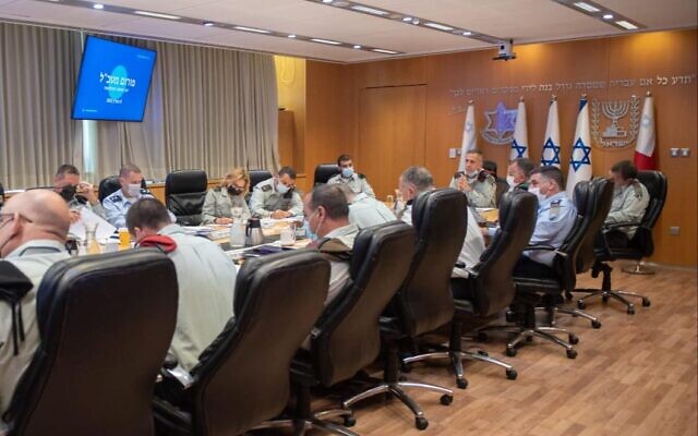 Le chef d'état-major Aviv Kohavi et l'état-major général de l'armée israélienne se réunissent pour discuter du rôle des femmes dans les rangs supérieurs de l'armée, au siège de l'armée à Tel-Aviv, le 8 mars 2021. (Crédit : armée israélienne)
