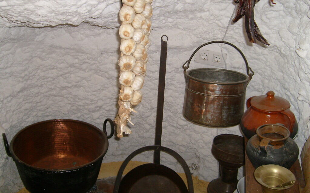 Une cuisine dans des caves de Grenade similaires à ce qui peut avoir été utilisé par des crypto-Juifs du 16e siècle. (Crédit : autorisation : Marjorie Sandor)