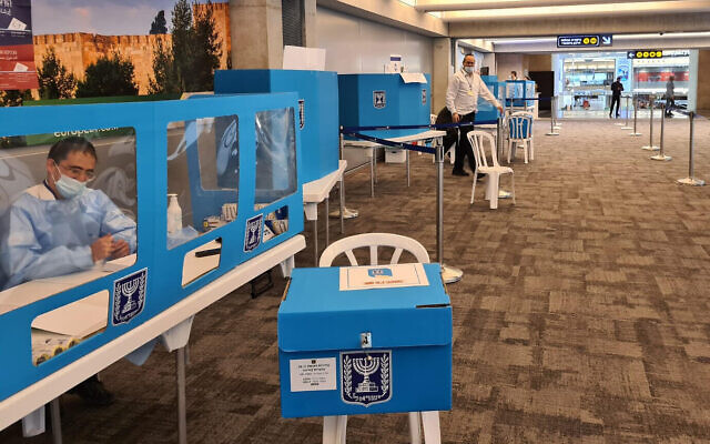 Des bureaux de vote dans le couloir E de l'aéroport Ben Gourion, le jour de l'élection, le 23 mars 2021 (Crédit : Autorité aéroportuaire israélienne).